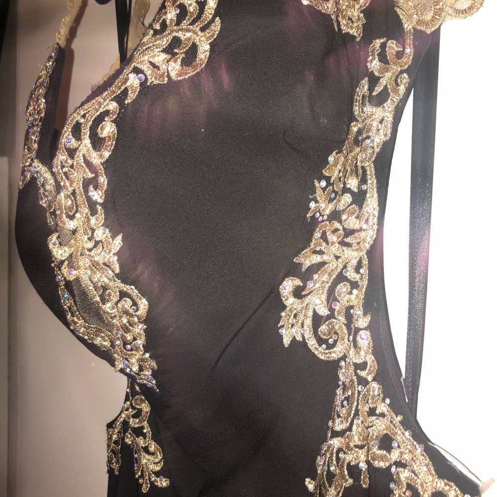 Backless black gown w gold appliqués&rhinestones🌟